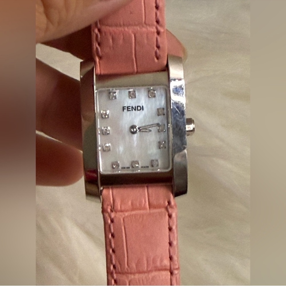 Full Inclusive Fendi 7000L Classico  Interchangeable Mother of Pearl Watch Set - Picture 10 of 12